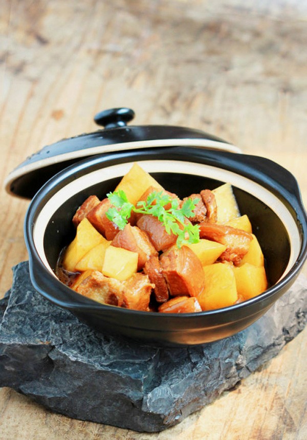M&oacute;n thịt kho khoai t&acirc;y hấp dẫn với thịt kho nhừ, thơm hương ngũ vị, khoai t&acirc;y bở b&ugrave;i, mềm ngọt. 