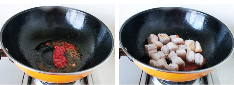 L&agrave;m n&oacute;ng chảo với ch&uacute;t dầu ăn, đổ xốt c&agrave; chua v&agrave;o khuấy đều rồi tr&uacute;t thịt lợn v&agrave;o, đảo đều. Ở bước n&agrave;y, c&oacute; thể thay thế xốt c&agrave; chua bằng nước m&agrave;u t&ugrave;y khẩu vị.