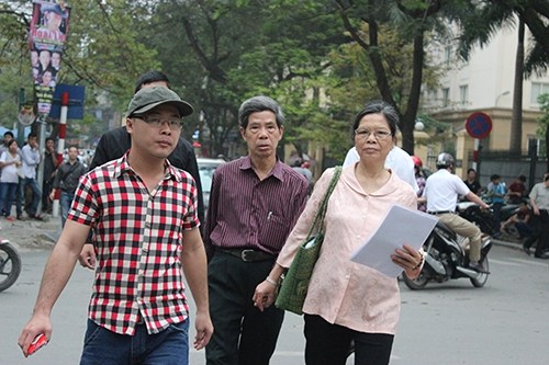 Ng&agrave;y 14/4, phi&ecirc;n t&ograve;a x&eacute;t xử vụ &aacute;n thẩm mỹ viện C&aacute;t Tường diễn ra. Tuy nhi&ecirc;n, chỉ sau một buổi s&aacute;ng, phi&ecirc;n t&ograve;a lại tạm dừng x&eacute;t xử, trả hồ sơ điều tra bổ sung vụ &aacute;n. Trong ảnh l&agrave; bố mẹ đẻ của chị Huyền đến tham dự phi&ecirc;n t&ograve;a.