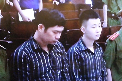 Hai bị c&aacute;o Nguyễn Mạnh Tường v&agrave; Đ&agrave;o Quang Kh&aacute;nh trước v&agrave;nh m&oacute;ng ngựa h&ocirc;m 14/4.