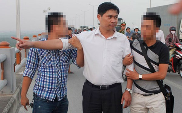 Nguyễn Mạnh Tường, Gi&aacute;m đốc thẩm mỹ viện C&aacute;t Tường bị dẫn giải ra thực nghiệm hiện trường. Ảnh: Xu&acirc;n Lực