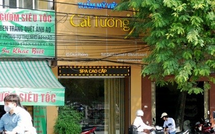 Ng&agrave;y 19/10/2013, tại thẩm mỹ viện C&aacute;t Tường (số 45 Giải Ph&oacute;ng, Hai B&agrave; Trưng, H&agrave; Nội) xảy ra vụ &aacute;n r&uacute;ng động dư luận, khi ch&iacute;nh b&aacute;c sĩ Nguyễn Mạnh Tường - Gi&aacute;m đốc TMV đ&atilde; c&ugrave;ng nh&acirc;n vi&ecirc;n n&eacute;m x&aacute;c phi tang người kh&aacute;ch h&agrave;ng xấu số L&ecirc; Thị Thanh Huyền xuống s&ocirc;ng Hồng