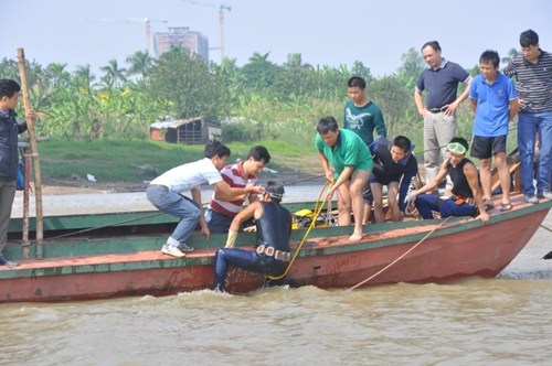 Trong suốt qu&aacute; tr&igrave;nh vụ &aacute;n xảy ra, gia đ&igrave;nh chị Huyền đ&atilde; phải chi một khoản tiền khổng lồ để thu&ecirc; thợ lặn, thu&ecirc; thuyền t&igrave;m x&aacute;c chị Huyền tr&ecirc;n s&ocirc;ng.