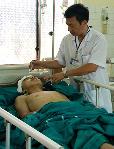B&aacute;ch bị chấn thương n&atilde;o rất nặng sau khi bị chị Tuyền đ&acirc;m phải. 