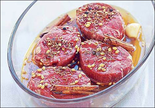 Ướp thịt: Cho 2 th&igrave;a tỏi băm, rượu ngũ vị hương, x&igrave; dầu, dầu h&agrave;o, đường mật, 1 th&igrave;a nước h&agrave;ng (nước m&agrave;u hay kho thịt), mật ong, 2 th&igrave;a dầu ăn, hạt ti&ecirc;u, 1 th&igrave;a gia vị, 1 th&igrave;a dầu vừng v&agrave; 1 th&igrave;a ngũ vị hương nữa.