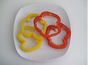 Ớt chu&ocirc;ng rửa sạch,  cắt l&aacute;t d&agrave;y khoảng 1cm.