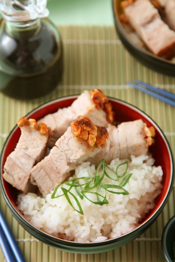 Bữa tối ngon miệng với m&oacute;n thịt quay gi&ograve;n b&igrave; kh&ocirc;ng cần lo nướng.