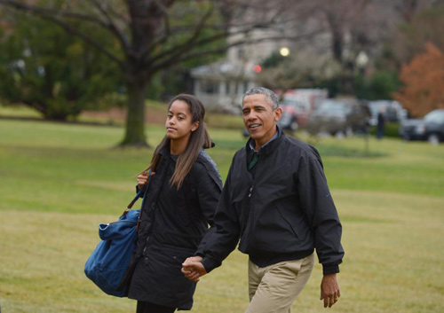 Tổng thống Obama v&agrave; con g&aacute;i Malia dắt tay nhau đi tr&ecirc;n b&atilde;i cỏ ph&iacute;a Nam để về Nh&agrave; trắng h&ocirc;m 4/1/2015