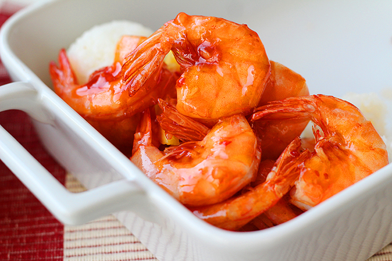M&oacute;n t&ocirc;m sốt dứa vừa ngon lại vừa đẹp mắt, thịt chắc ngọt m&agrave; kh&ocirc;ng kh&ocirc; x&aacute;c, quyện trong nước xốt chua chua lại ngọt dịu miệng rất dễ ăn.