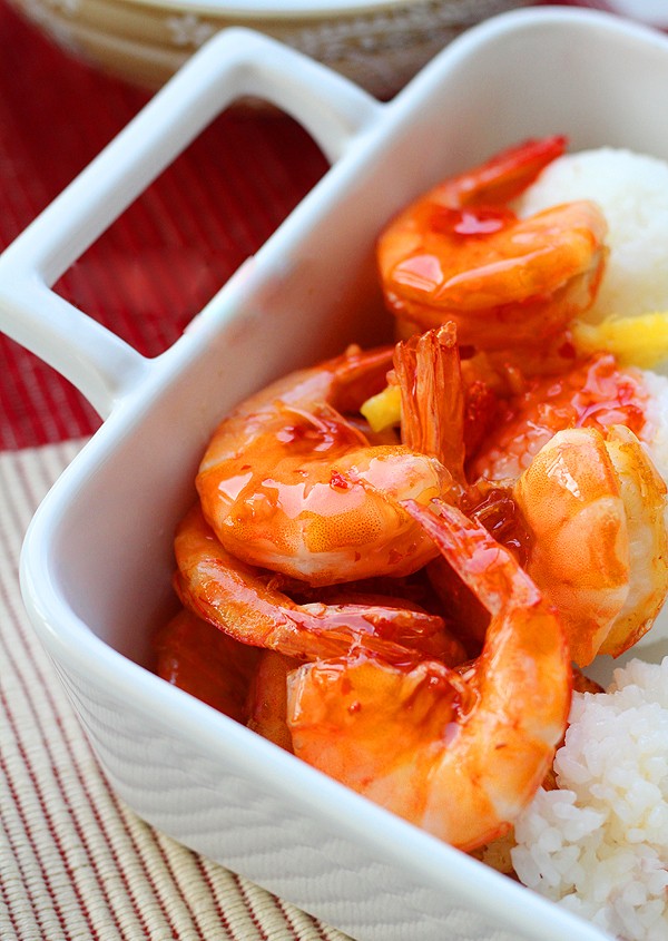 M&oacute;n t&ocirc;m sốt dứa c&oacute; m&agrave;u v&agrave;ng cam cực đẹp mắt, sốt v&agrave;ng &oacute;ng trải đều v&agrave; quyện tr&ecirc;n từng th&acirc;n t&ocirc;m. C&aacute;ch sốt t&ocirc;m dứa n&agrave;y khiến t&ocirc;m kh&ocirc;ng bị kh&ocirc; cứng m&agrave; dai mềm, thấm đẫm sốt dứa chua ngọt hấp dẫn. C&oacute; thể d&ugrave;ng với cơm n&oacute;ng. Th&ecirc;m b&aacute;t canh cua nữa th&igrave; ngon tuyệt.