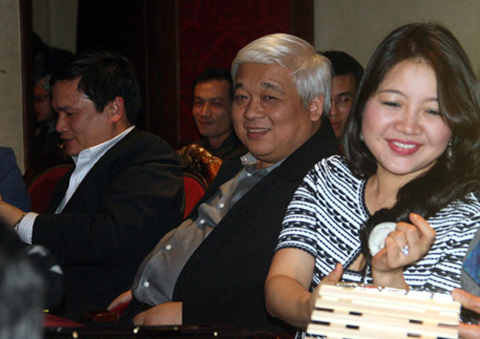 Nghi ngờ bầu Ki&ecirc;n g&aacute;nh hết tội cho vợ