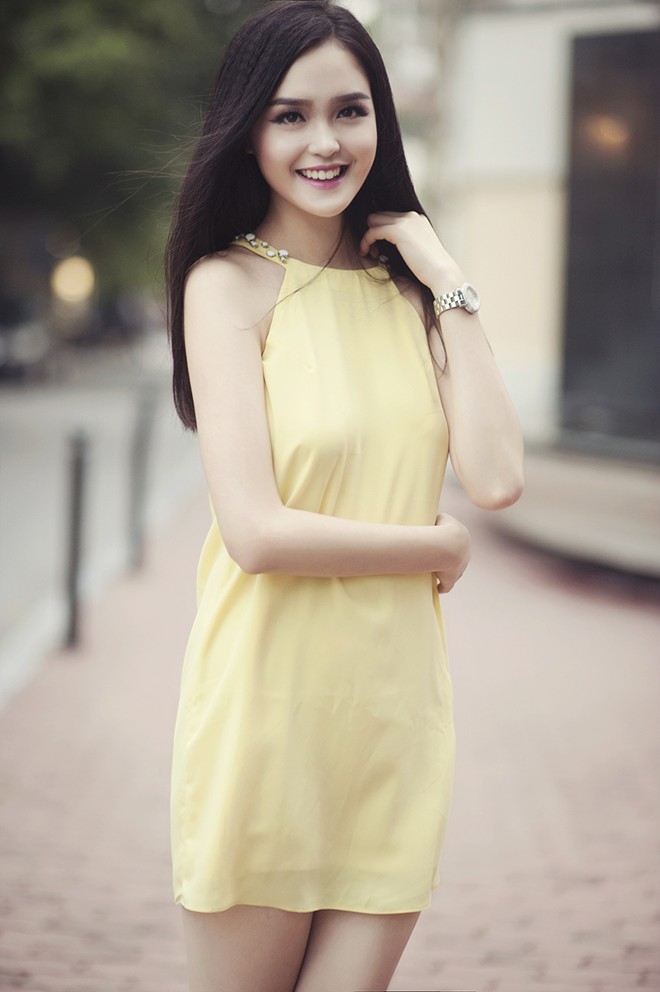 Style v&aacute;y đơn giản, trẻ trung sẽ rất ph&ugrave; hợp với những c&ocirc; n&agrave;ng chọn đ&oacute;n giao thừa ngo&agrave;i phố c&ugrave;ng bạn b&egrave;.