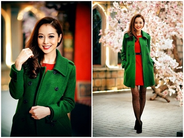 Đối với c&aacute;c bạn g&aacute;i miền Bắc, lưu &yacute; n&ecirc;n kết hợp th&ecirc;m &aacute;o kho&aacute;c d&aacute;ng d&agrave;i để giữ ấm. C&aacute;c n&agrave;ng chỉ cần chọn &aacute;o kho&aacute;c c&oacute; gam m&agrave;u s&aacute;ng hoặc nổi bật. M&agrave;u xanh l&agrave; một gợi &yacute; ho&agrave;n hảo bởi m&agrave;u n&agrave;y lu&ocirc;n ph&ugrave; hợp cho những ng&agrave;y đầu năm mới c&ugrave;ng gia đ&igrave;nh.