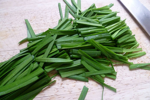 Rửa sạch b&ocirc;ng hẹ, rồi cắt kh&uacute;c d&agrave;i khoảng 2-3cm.