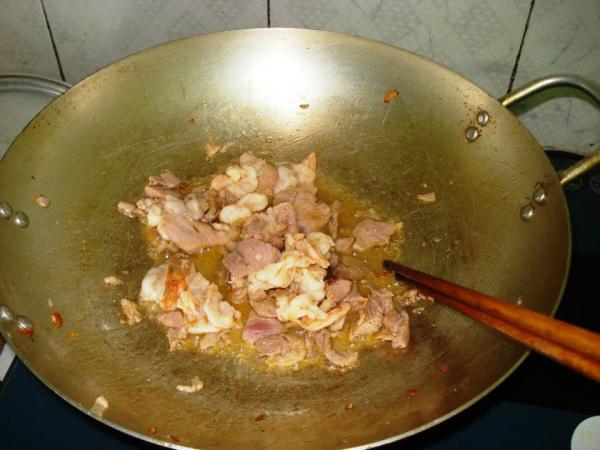 Đặt chảo l&ecirc;n phi thơm tỏi, cho thịt v&agrave; t&ocirc;m v&agrave;o x&agrave;o vừa ch&iacute;n tới, đến khi t&ocirc;m chuyển m&agrave;u đỏ cam th&igrave; vớt ra, để r&aacute;o dầu.