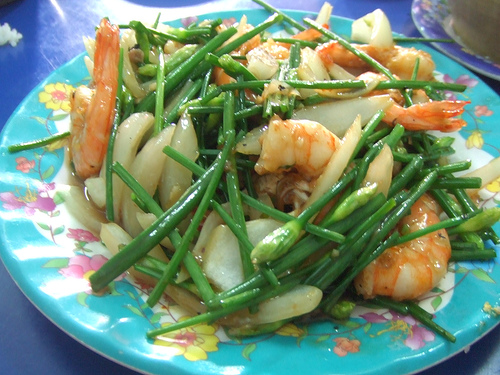 Lấy t&ocirc;m x&agrave;o b&ocirc;ng hẹ ra đĩa. Trước khi d&ugrave;ng rắc ti&ecirc;u l&ecirc;n, v&agrave; d&ugrave;ng chung với cơm trắng v&agrave; nước tương.