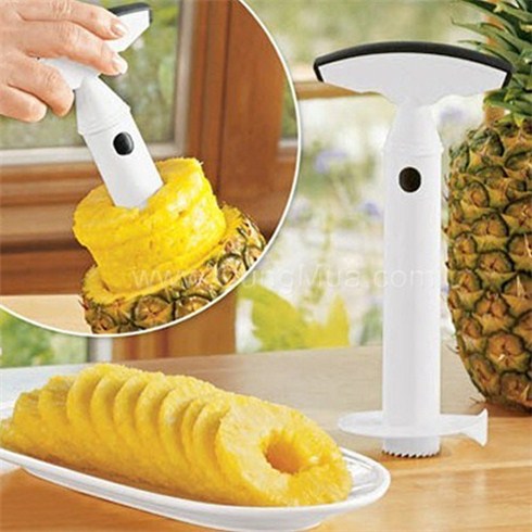 Dứa gọt vỏ, bỏ sạch mắt dứa, 1 nửa th&aacute;i th&agrave;nh miếng vừa ăn, 1 nửa &eacute;p lấy nước cốt dứa.