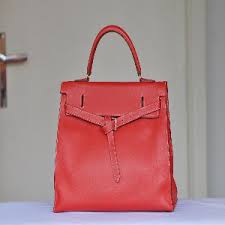Những mẫu túi Vermillion sky thời trang thu năm nay có thể phối hợp được với cả trang phục ban ngày lẫn trang phục buổi tối. Hiện kiểu túi này được bán với giá chính thức khoảng 1.060.000 đồng.