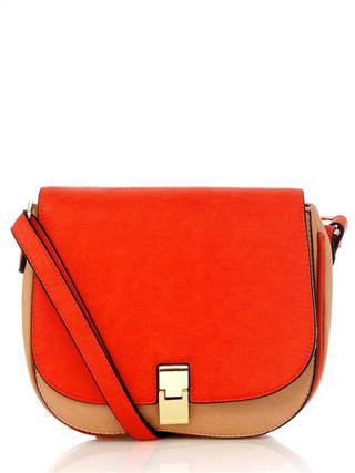 Kick of cayenne: Kiểu túi saddle bag (túi yên ngựa) này của thương hiệu túi xách nữ Oasis với kiểu dáng giống như những chiếc túi mà các tay kị sỹ gắn vào yên ngựa để đựng những đồ vật cá nhân. Kiểu túi này rất thích hợp cho những cô nàng công sở với gam màu sáng, mát dịu, không tạo cảm giác nhàm chán nơi văn phòng với không khí làm việc căng thẳng. Các nàng có thể sở hữu kiểu túi yên ngựa cá tính này chỉ với gần 954.000 đồng.