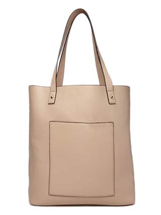 In the buff: Kiểu túi Tote (túi đi chợ) này thường có cỡ trung bình hoặc rộng hơn với hai quai cầm có thể dùng để đi chợ với những gam màu nhẹ, thanh nhã, hợp với tiết trời thu mát mẻ, se lạnh. Hiện kiểu túi này được bán với giá khoảng 590.000 đồng.