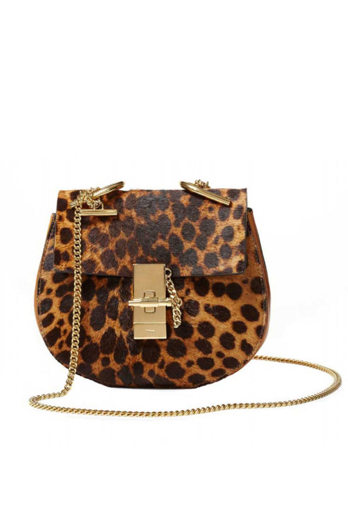 Chiếc t&uacute;i da b&aacute;o đeo ch&eacute;o Chloe mini size, thiết kế dạng đeo ch&eacute;o, với kho&aacute; đ&oacute;ng mở c&aacute;ch điệu xoay đa chiều sẽ khiến c&aacute;c n&agrave;ng kh&aacute; tự tin kết hợp với trang phục h&agrave;ng ng&agrave;y khi xuống phố! Hiện mẫu t&uacute;i đeo ch&eacute;o n&agrave;y được b&aacute;n với mức gi&aacute; ch&iacute;nh thức khoảng 49.820.000 đồng.