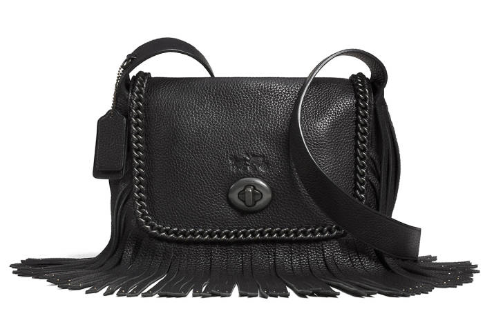 Coach l&agrave; thương hiệu t&uacute;i x&aacute;ch với biểu tượng chữ C kh&aacute; quen thuộc với ph&aacute;i đẹp, được b&igrave;nh chọn l&agrave; thương hiệu t&uacute;i x&aacute;ch được phụ nữ trẻ y&ecirc;u th&iacute;ch nhất. V&igrave; vậy, h&atilde;y c&ugrave;ng sở hữu chiếc t&uacute;i x&aacute;ch đeo ch&eacute;o Coach da thật m&agrave;u đen s&agrave;nh điệu, sang trọng, đẳng cấp với mức gi&aacute; khoảng 15.370.000 đồng nh&eacute; c&aacute;c n&agrave;ng.