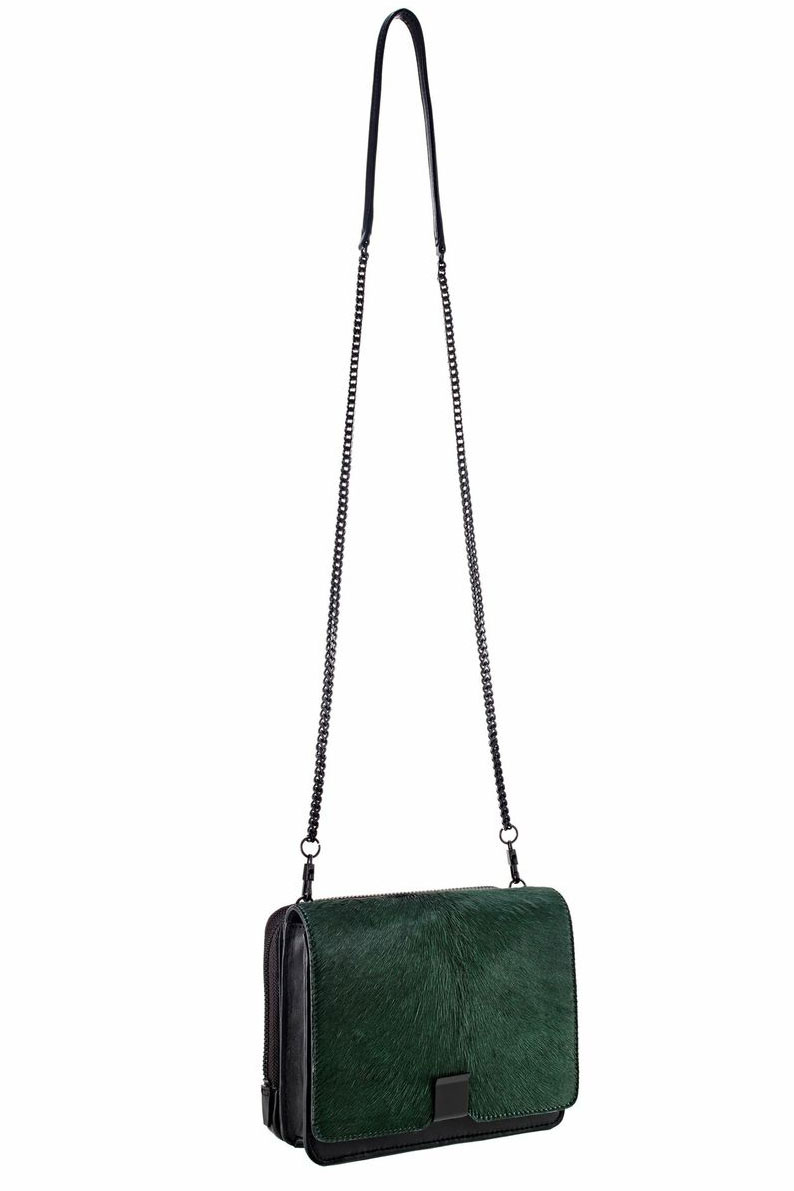 Chiếc t&uacute;i đeo ch&eacute;o Loeffler Randall c&oacute; phần thiết kế đ&uacute;ng chất thời trang, với những khối m&agrave;u trung t&iacute;nh, tr&ecirc;n nhiều chất liệu kh&aacute;c nhau được kết hợp rất h&agrave;i h&ograve;a, đẹp mắt. H&atilde;y đặt mua ngay một chiếc t&uacute;i đeo ch&eacute;o Loeffler Randall với mức gi&aacute; khoảng 10.494.000 m&agrave;u xanh đục n&agrave;y ngay nh&eacute; c&aacute;c n&agrave;ng.