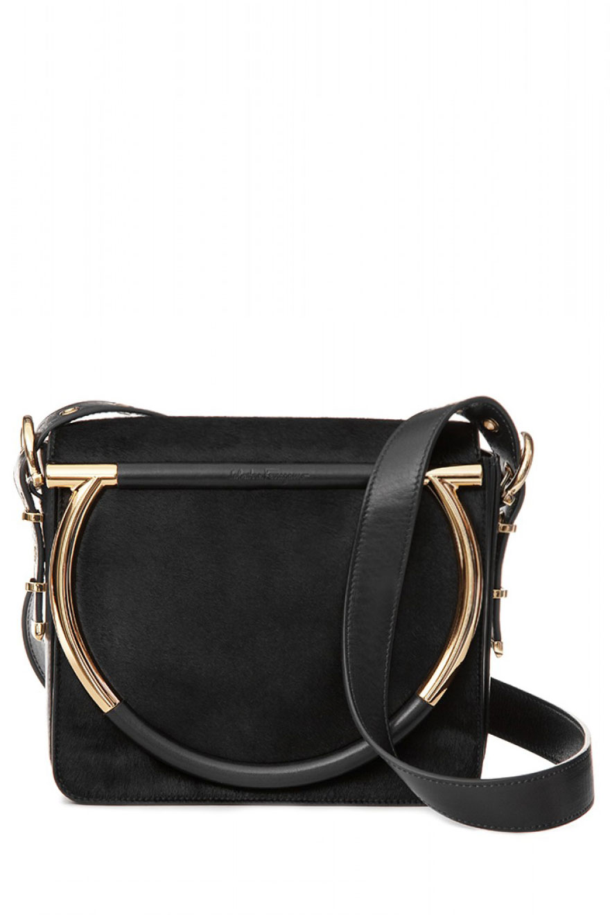 T&uacute;i x&aacute;ch đeo ch&eacute;o da thật Salvatore Ferragamo m&agrave;u đen rất đẹp v&agrave; sang trọng được l&agrave;m ho&agrave;n to&agrave;n từ chất liệu da thật rất mềm mại. Ngo&agrave;i ra, t&uacute;i được đi&ecirc;̉m th&ecirc;m 2 chi&ecirc;́c quai kim loại &aacute;nh v&agrave;ng s&aacute;ng b&oacute;ng làm cho chi&ecirc;́c túi da lại càng th&ecirc;m cá tính v&agrave; lộng lẫy. Với thi&ecirc;́t k&ecirc;́ nhỏ gọn và đẹp,chi&ecirc;́c túi da này là 1 sự hoàn mỹ từ trong ra ngoài. C&aacute;c n&agrave;ng c&oacute; thể sở hữu chiếc t&uacute;i trị sang trọng gi&aacute; khoảng 58.300.000 đồng n&agrave;y trong m&ugrave;a thu năm nay.
