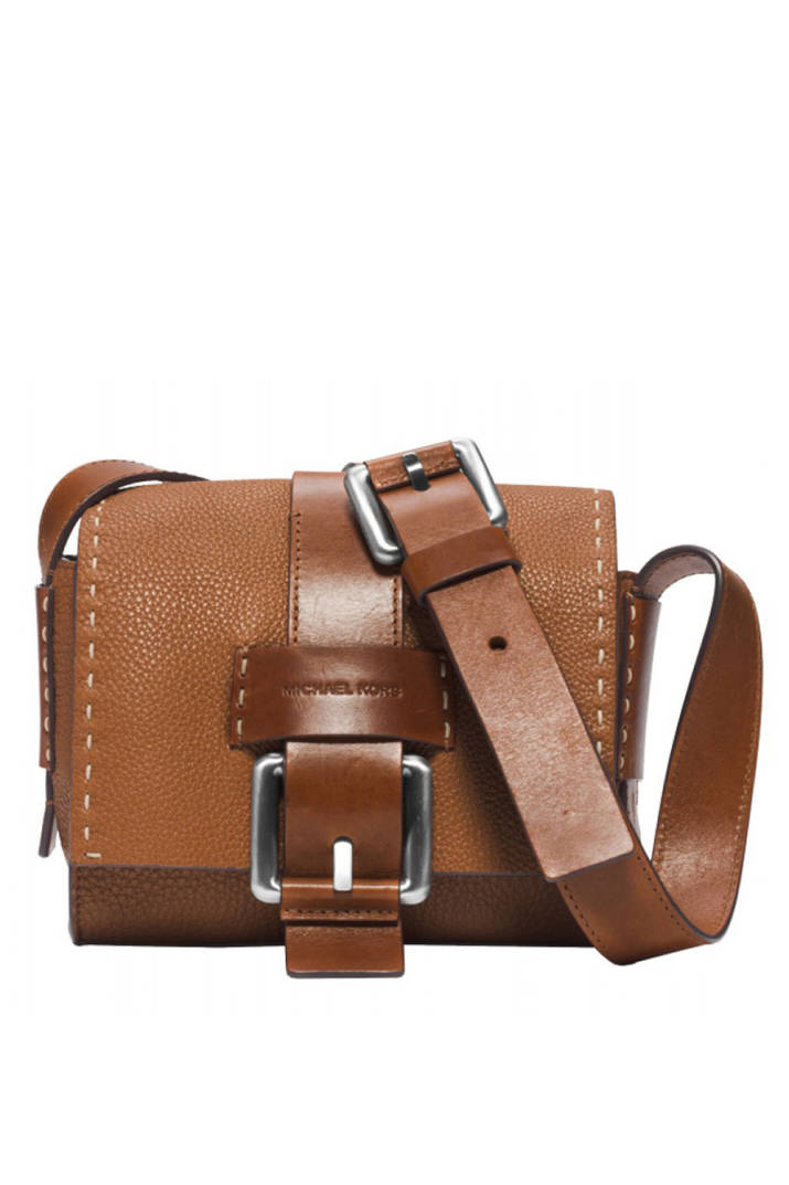 Đi theo phong c&aacute;ch th&agrave;nh thị, xa hoa v&agrave; lộng lẫy, thương hiệu thời trang Michael Kors do nh&agrave; thiết kế Michael Kors nổi tiếng s&aacute;ng lập đ&atilde; g&acirc;y dựng được danh tiếng trong l&agrave;ng thời trang thế giới. D&ugrave; được ra mắt chưa l&acirc;u, nhưng chiếc t&uacute;i đeo ch&eacute;o Michael Kors đ&atilde; chiếm được kh&ocirc;ng &iacute;t t&igrave;nh cảm của c&aacute;c t&iacute;n đồ thời trang. H&atilde;y sở hữu chiếc t&uacute;i x&aacute;ch đeo ch&eacute;o Michael Kors m&agrave;u n&acirc;u n&agrave;y với mức gi&aacute; khoảng 12.614.000 đồng.
