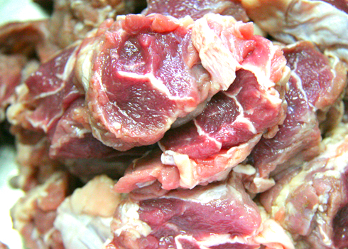 Thịt b&ograve; ch&agrave; muối, rửa sạch, th&aacute;i th&agrave;nh kh&uacute;c d&agrave;i 5 cm. Bắc chảo nước s&ocirc;i l&ecirc;n trụng sơ, rửa lại cho sạch. L&agrave;m như thế thịt sẽ sạch v&agrave; bớt m&ugrave;i. Cắt thịt b&ograve; vừa miếng ăn.