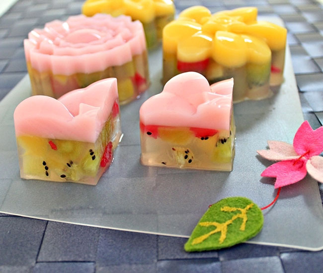 Gi&aacute; rẻ, kiểu d&aacute;ng đa dạng, nguy&ecirc;n liệu mới lạ đ&atilde; g&oacute;p phần gi&uacute;p b&aacute;nh trung thu tự l&agrave;m trở n&ecirc;n h&uacute;t kh&aacute;ch trong dịp Rằm th&aacute;ng 8 n&agrave;y.