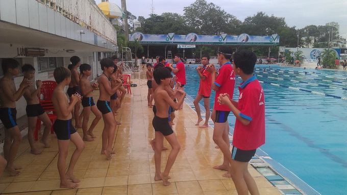 trước khi bơi cần khởi động trước khi bơi cần khởi động