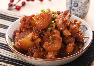 M&oacute;n n&agrave;y ph&ugrave; hợp ăn k&egrave;m với b&uacute;n. Chuẩn bị b&uacute;n ra đĩa.