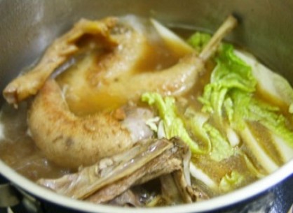 Sau khi vịt đ&atilde; ninh nhừ cho th&ecirc;m nửa chai bia, để s&ocirc;i v&agrave; thả rau v&agrave;o.