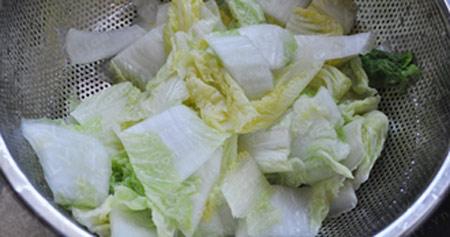 Cải thảo ch&iacute;n rất nhanh chỉ cần thả v&agrave;o 1 ph&uacute;t th&igrave; vớt ra xếp v&agrave;o b&aacute;t t&ocirc;.