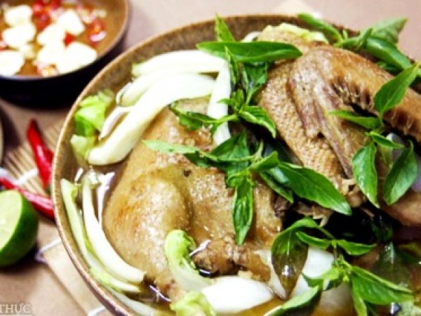 Đặt những miếng thịt vịt l&ecirc;n tr&ecirc;n v&agrave; chan nước hầm d&ugrave;ng n&oacute;ng hoặc pha một ch&uacute;t nước mắm ngon, tỏi, ớt v&agrave; chanh để chấm thịt vịt. Trước khi d&ugrave;ng, rắc &iacute;t h&agrave;nh l&aacute; xắt nhỏ l&ecirc;n cho bắt mắt nữa nh&eacute;!