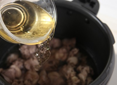 Cho thịt vịt v&agrave;o đảo đều c&ugrave;ng mỡ h&agrave;nh, cho một ch&uacute;t nước v&agrave;o đun. Ch&uacute; &yacute; chỉ cho vịt v&agrave;o nồi &aacute;p suất, ch&uacute; &yacute; chỉ c&oacute; x&acirc;m xấp một nửa phần thịt vịt, nước s&ocirc;i đổ th&ecirc;m nửa chai bia, khuấy đều một lượt rồi đậy vung.
