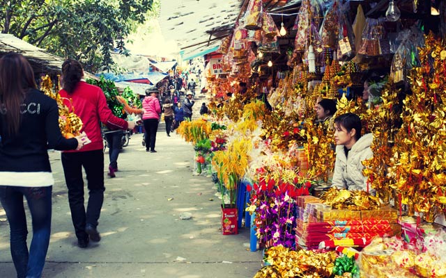 Thị trường v&agrave;ng m&atilde; tập nập, nhộn nhịp, h&uacute;t kh&aacute;ch trong ng&agrave;y lễ Vu Lan