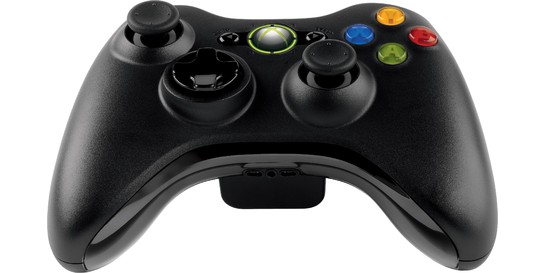 Bên cạnh đó, tay cầm Xbox 360 không dây có hiệu suất sóng wireless lên tới 2,4GHz, cho phép tay cầm có thể truyền tín hiệu tới console ở khoảng cách 30 feet(khoảng 9m) mà không hề có hiện tượng trễ tín hiệu như ở 1 số dòng tay cầm không dây khác. Ngoài ra, tay cầm Xbox 360 không dây cũng có jack cắm cho tai nghe 2.5mm nên các game thủ hoàn toàn có thể chơi game với âm thanh lớn nhất mà không gây ảnh hưởng tới những người cần sự yên tĩnh trong nhà.