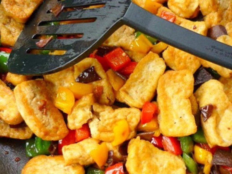 Cho đậu v&agrave;o đảo th&ecirc;m 2 ph&uacute;t nữa. N&ecirc;m mắm muối vừa ăn v&agrave; th&ecirc;m ch&uacute;t x&igrave; dầu.