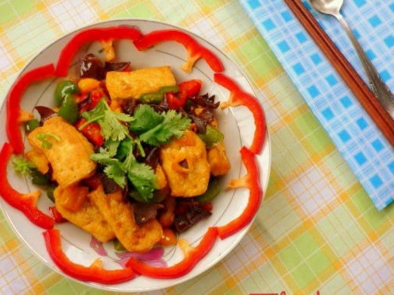 D&ugrave;ng ch&iacute;nh những miếng ớt cắt khoanh để trang tr&iacute;. Rắc th&ecirc;m v&agrave;i l&aacute; m&ugrave;i l&ecirc;n tr&ecirc;n đậu cho đẹp mắt. M&oacute;n x&agrave;o chay thập cẩm thơm ngon hấp dẫn đ&atilde; ho&agrave;n th&agrave;nh rồi.
