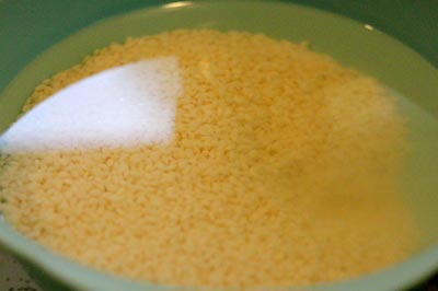 Gạo nếp, đỗ xanh cho ri&ecirc;ng ra hai rổ, hai chậu sạch. Nhặt bỏ những hạt gạo xấu, hay sạn lẫn trong gạo v&agrave; đỗ. Sau đ&oacute; cho v&agrave;o ng&acirc;m nước ri&ecirc;ng khoảng 3 tiếng rồi đ&atilde;i sạch. Để r&aacute;o nước.