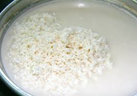Nếp vo sạch, ngâm qua đêm với tí muối.