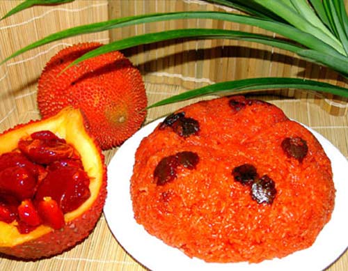 Bới xôi ra đĩa hay khuôn ấn xôi.