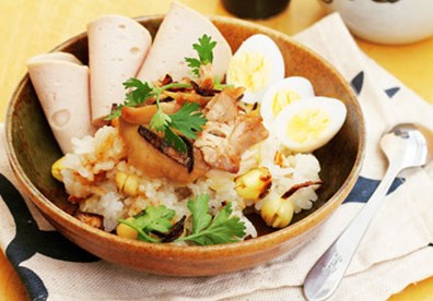 Cắt chả lụa thành từng lát mỏng. Dọn xôi hạt sen ra ăn cùng thịt gà, chả lụa, trứng cút. Rắc lên mặt một ít hành phi và ngò cho thơm.