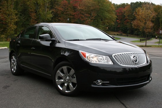 Với gi&aacute; b&aacute;n phải chăng nhưng kh&ocirc;ng k&eacute;m phần sang trọng, thoải m&aacute;i, tiện nghi, Buick LaCrosse CXS l&agrave; sự lựa chọn thay thế cho Mercedes hay BMW của nhiều người