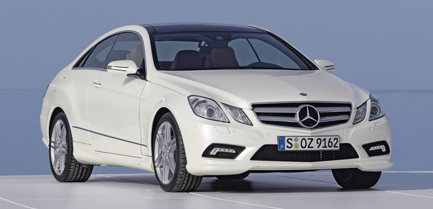 Mercedes-Benz E-Class E350 đem lại cảm gi&aacute;c thoải m&aacute;i, tiện nghi v&agrave; đ&aacute;p ứng ti&ecirc;u chuẩn an to&agrave;n cao với những trang bị nội thất v&agrave; an to&agrave;n vượt trội so với mẫu E300