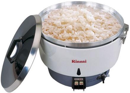 Cho gạo v&agrave;o nồi cơm điện, th&ecirc;m nước dừa sao cho ngập mặt gạo (sử dụng nước dừa để x&ocirc;i thơm v&agrave; b&eacute;o hơn, nếu kh&ocirc;ng c&oacute; sẵn nước dừa c&aacute;c bạn c&oacute; thể cho nước lọc với liều lượng tương tự), đổ lạc v&agrave;o nồi. Đậy nắp nồi cơm điện lại, thực hiện thao t&aacute;c như nấu cơm b&igrave;nh thường.