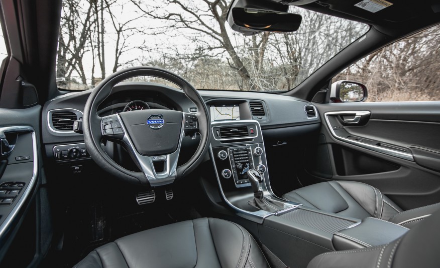 Xe Volvo V60 2015 trang bị nhiều t&iacute;nh năng hiện đại v&agrave; đột ph&aacute; so với c&aacute;c phi&ecirc;n bản trước