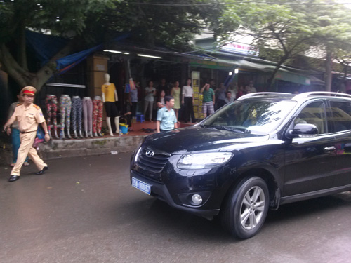 Tên cướp được đưa khỏi hiện trường bằng xe của Giám đốc Công an TP